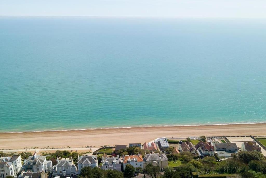 Luxury Property- Neptune's Nest Apartment Sandgate